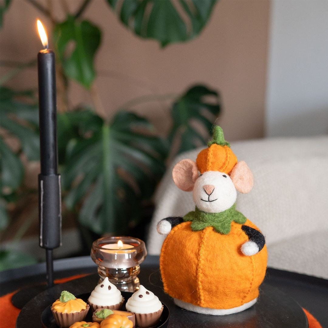 Sjaal met Verhaal decoratie muis pompoen: vilten muisje in pompoenjurk tussen brandende kaarsen en herfstdecor