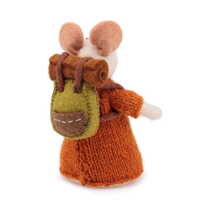 Sjaal met Verhaal decoratie muis wandelaar cognac met groene rugzak, vooraanzicht
