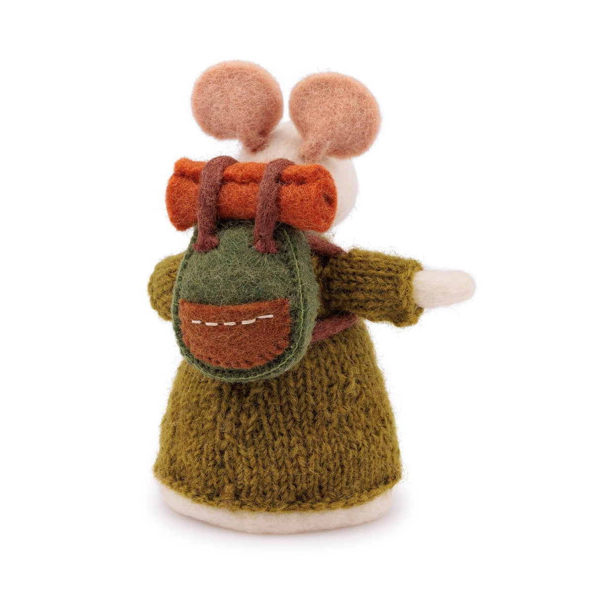 Sjaal met Verhaal decoratie muis van wolvilt in wandelaar outfit met groene gebreide trui, rugzak en oranje matje, vooraanzicht.