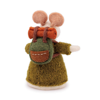 Sjaal met Verhaal decoratie muis van wolvilt in wandelaar outfit met groene gebreide trui, rugzak en oranje matje, vooraanzicht.