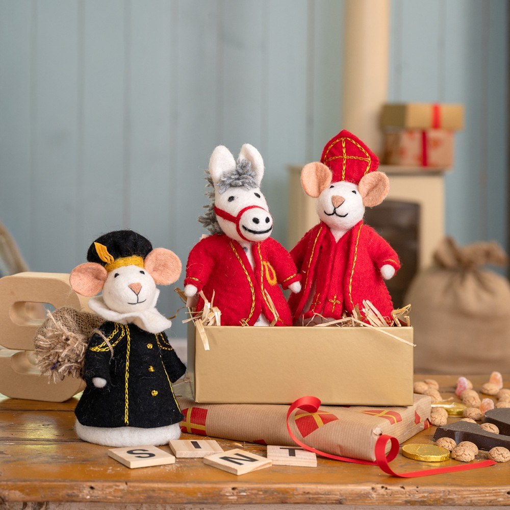 Sjaal met Verhaal Paard van Sintermuis decoratie: drie vilten figuren in feestelijke outfit in geschenkdoos met cadeaupapier