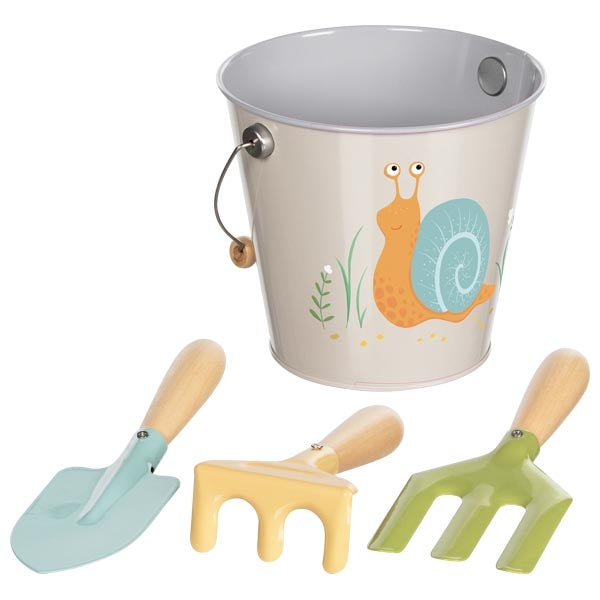 Emmer met tuingereedschap slak