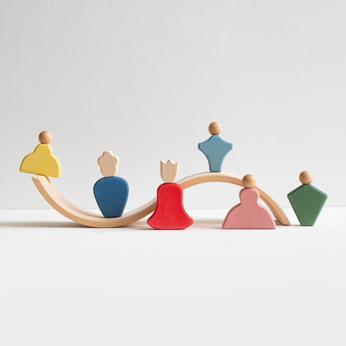 Avdar Fairytale Family houten figuren in balans op houten wipschaal, volledige set zijkant