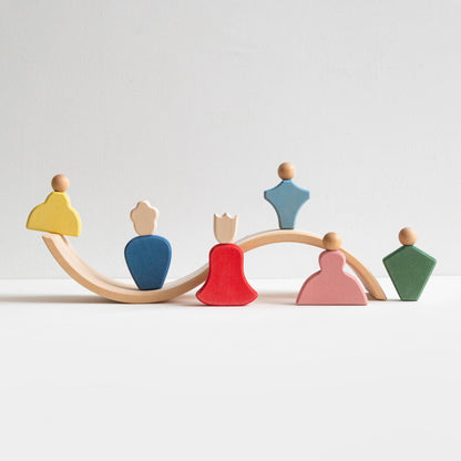 Avdar Fairytale Family houten figuren in balans op houten wipschaal, volledige set zijkant
