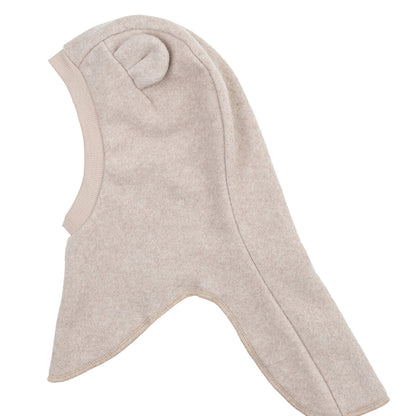 Wooly Organic balaclava van teddy-fleece in licht taupe, uitgevouwen tegen witte achtergrond met zichtbare hals- en gezichtsopening