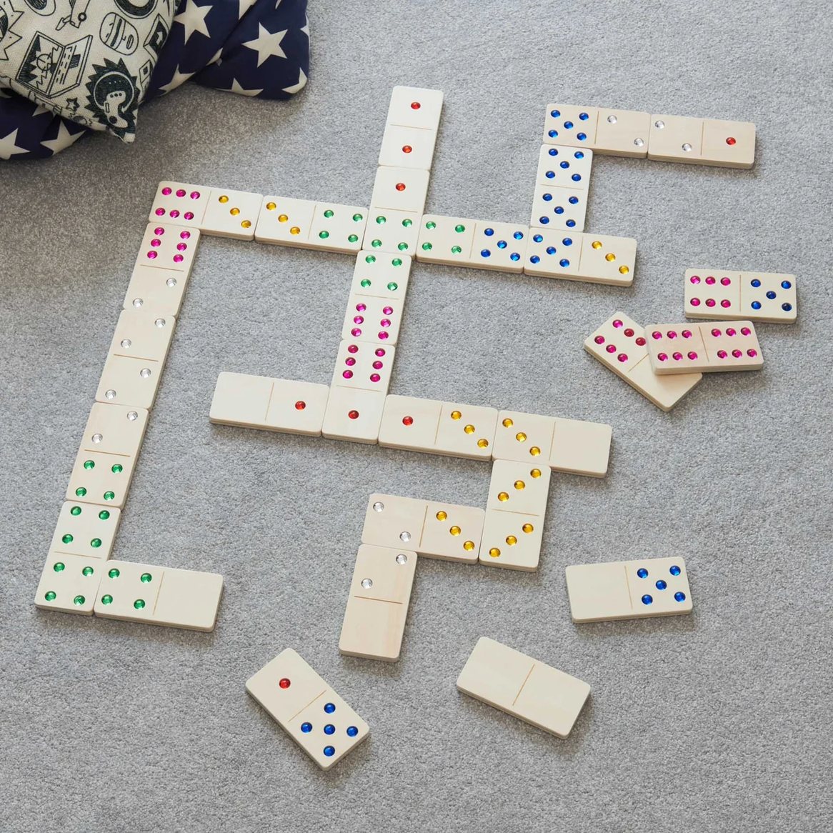 Tickit houten edelsteen domino in speelbord-opstelling met gekleurde juweelsteentjes, bovenaanzicht.