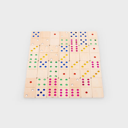 Tickit houten edelsteen domino volledig uitgelegd in rechthoekig patroon, gekleurde juweelsteentjes zichtbaar