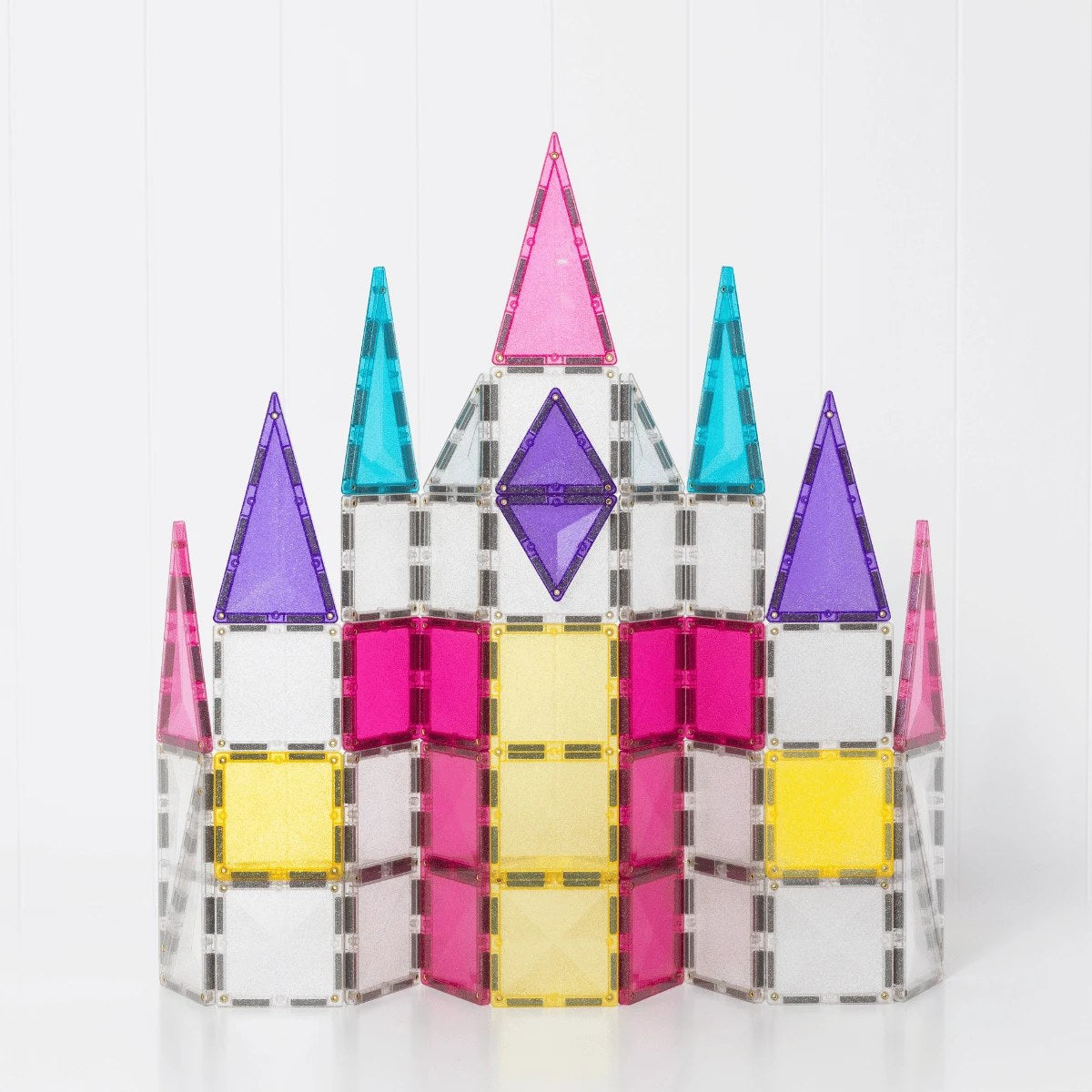Connetix magnetische tegels kasteel - vooraanzicht met roze torentjes, gele en fuchsia deuren, paarse accenten