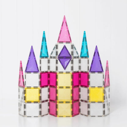 Connetix magnetische tegels kasteel - vooraanzicht met roze torentjes, gele en fuchsia deuren, paarse accenten
