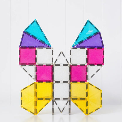 Connetix magnetische tegels in symmetrische unicorn-opstelling: turquoise driehoeken bovenaan, paarse en roze vierkanten in het midden, gele zeshoeken