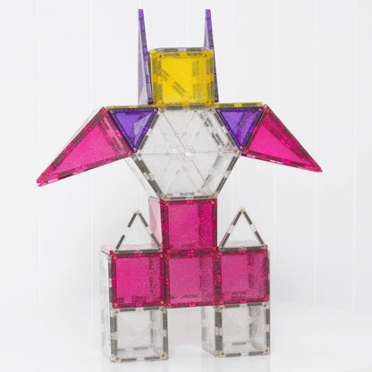 Connetix magnetische glitter tegels in roze, paars en geel samengesteld tot een eenhoornfiguur, vooraanzicht
