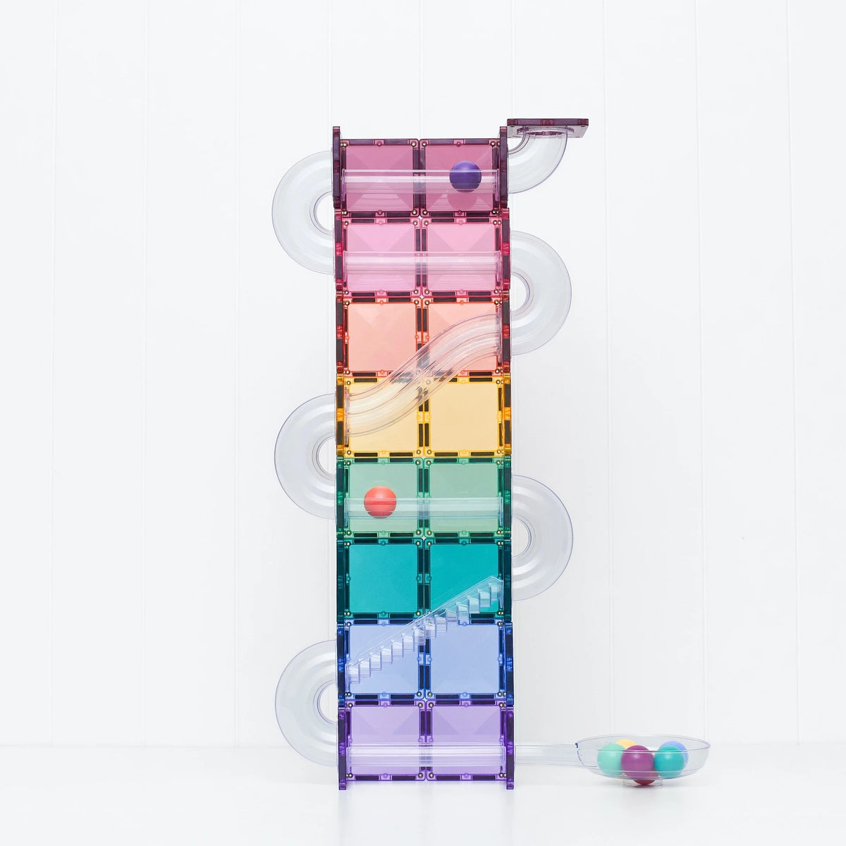 Connetix Ball Run Pastel Pack: verticale balbaan-constructie met gekleurde magnetische tegels en transparante buizen, vanaf bovenaanzicht