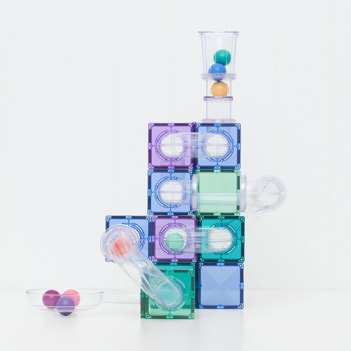 Connetix magnetische tegels balbaan opstelling: kleurrijke tower met buizen en rollende balletjes