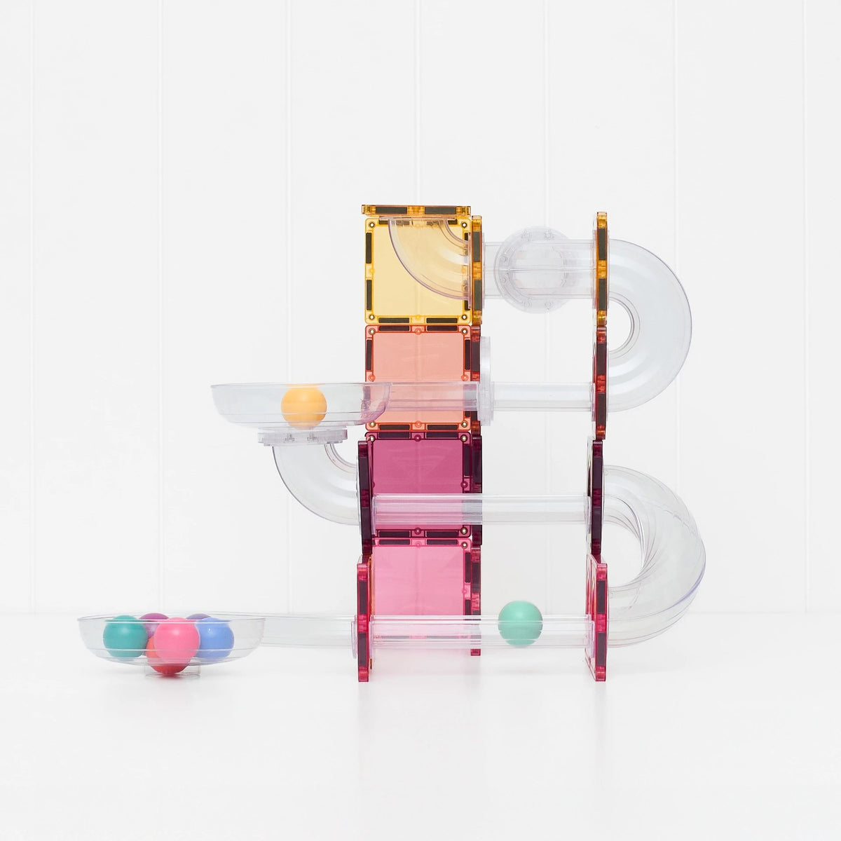 Connetix Ball Run Pastel Pack - magnetische tegels en buizen met gekleurde ballen in opstelling