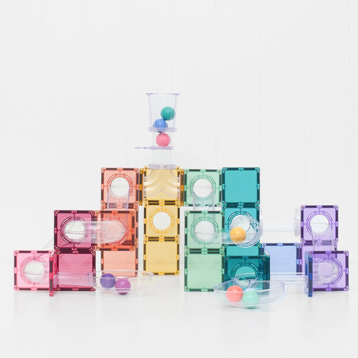 Connetix Ball Run Pastel Pack - magnetische tegels in pastelkleuren opgesteld als balbaan met gekleurde ballen