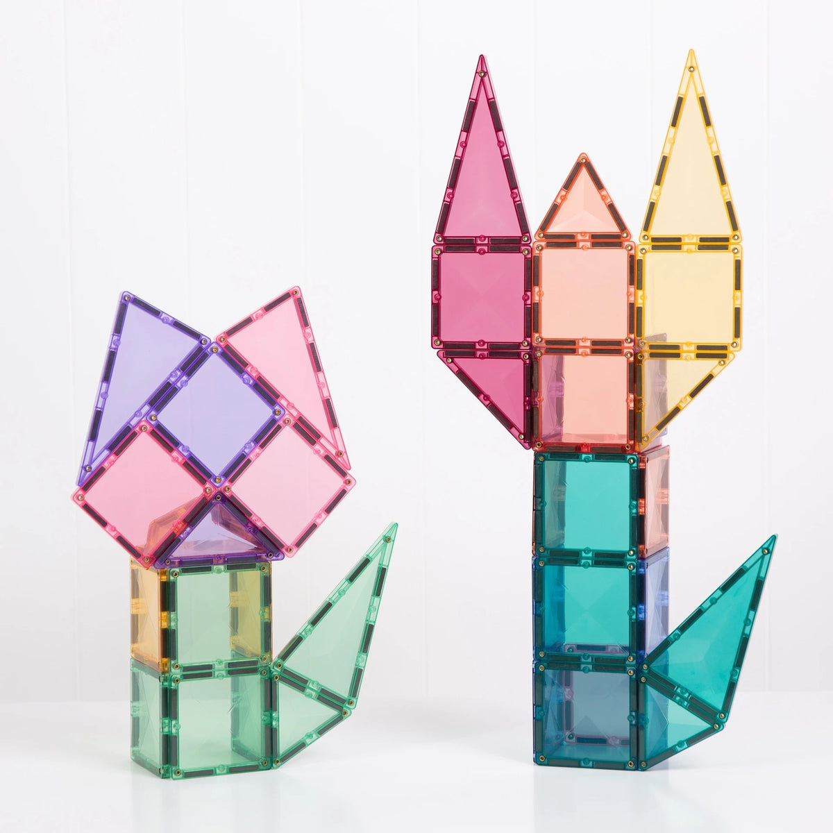 Connetix magnetische tegels in pastelkleuren: twee bouwwerken met verschillende composities van vierkanten en driehoeken.