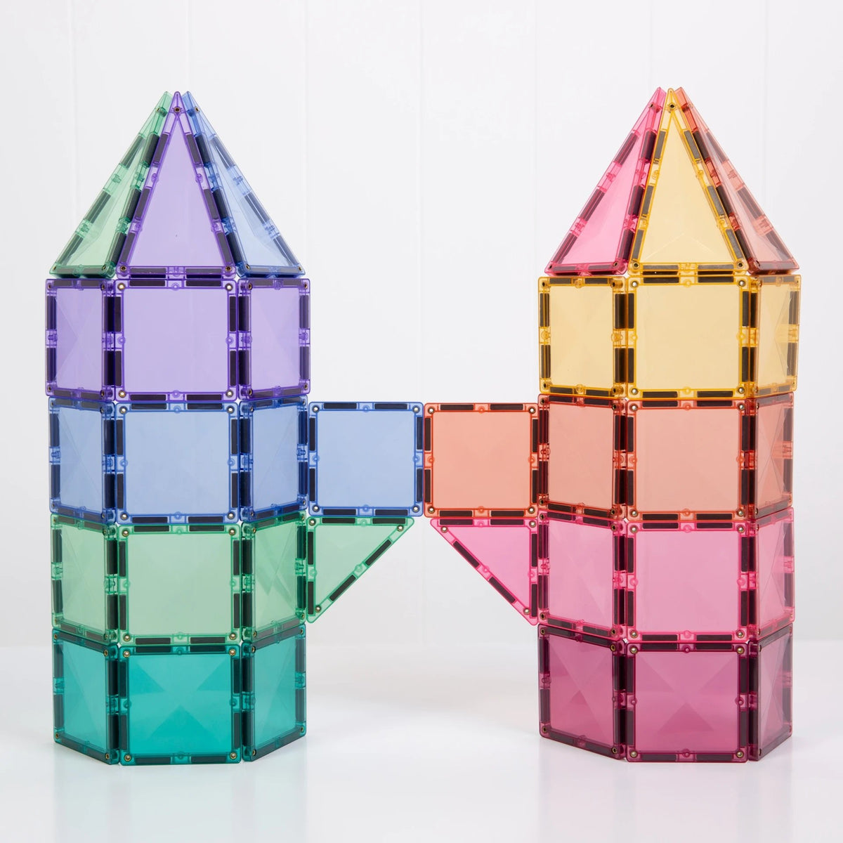 Connetix Tiles magnetische bouwset: twee huizen met torens in pastelkleuren, frontaanzicht