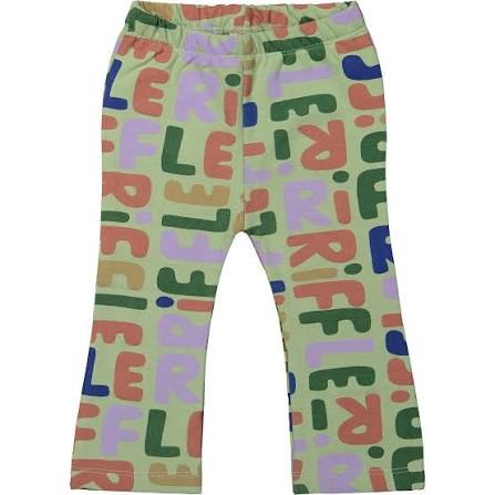 Riffle Amsterdam broekje met gekleurde letters-print, uitgestrekt op wit vlak met elastische tailleband zichtbaar