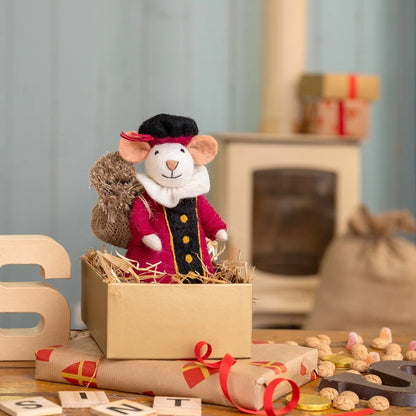 Sjaal met Verhaal Pietermuis in rood kostuum zittend in geschenkdoos met strooisel, vooraanzicht