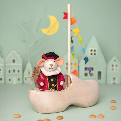 Sjaal met Verhaal Pietermuis in bootje - vilten decoratie in rood kostuum met zeilbootopstelling