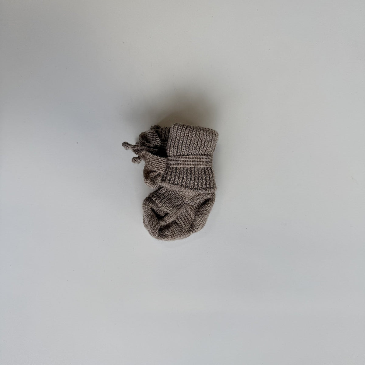 Hirsch Natur newborn sokjes in lichtgrijs wol, bovenaanzicht op witte achtergrond met elastische manchet