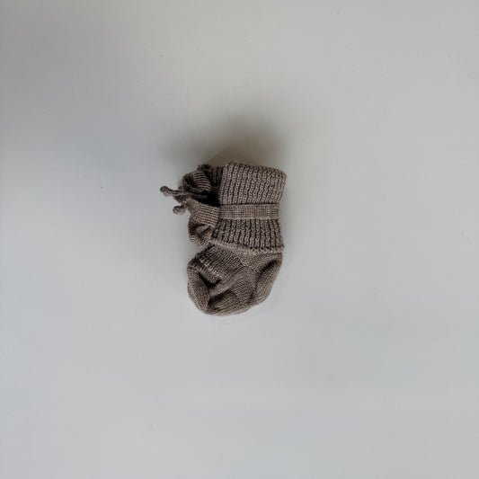 Hirsch Natur newborn sokjes in lichtgrijs wol, bovenaanzicht op witte achtergrond met elastische manchet