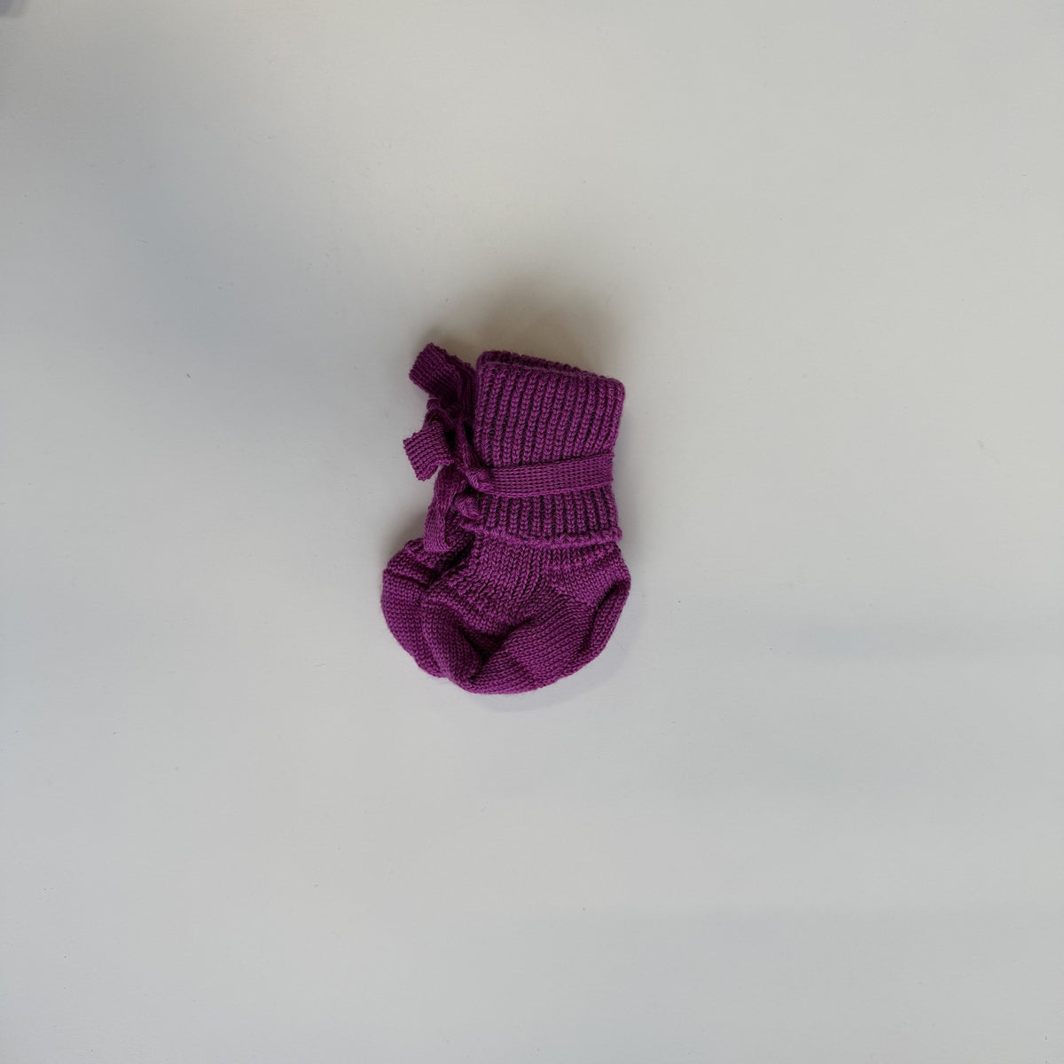 Hirsch Natur newborn sokjes in fuchsia, bovenaanzicht op witte achtergrond met duidelijk zichtbare textuur