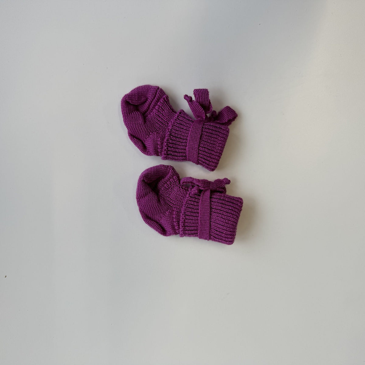 Hirsch Natur newborn sokjes in fuchsia, twee paar weergegeven op neutrale achtergrond met zichtbare ribbelstructuur en manchetten