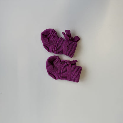 Hirsch Natur newborn sokjes in fuchsia, twee paar weergegeven op neutrale achtergrond met zichtbare ribbelstructuur en manchetten