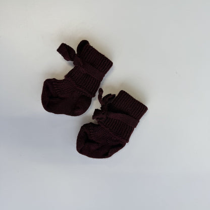 Hirsch Natur newborn sokjes in donkerbruin, twee paar weergegeven van bovenaf op wit oppervlak