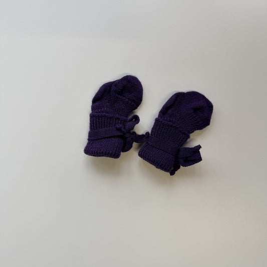 Hirsch Natur newborn wollen sokjes in aubergine, twee stuks liggend naast elkaar op wit oppervlak, bovenaanzicht