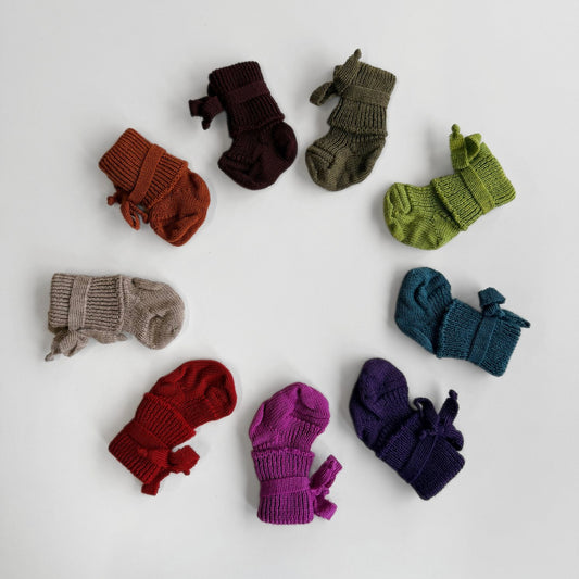 Hirsch Natur collectie babysokkjes in negen kleuren uitgestald op wit, bovenaanzicht