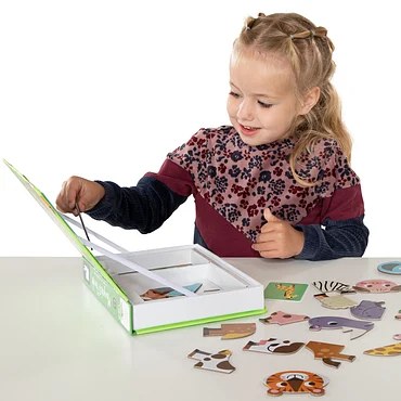 Janod Magnetibook Dieren: meisje plaatst dierenmagneten in opengeslagen magneetboek met voorbeeldkaarten