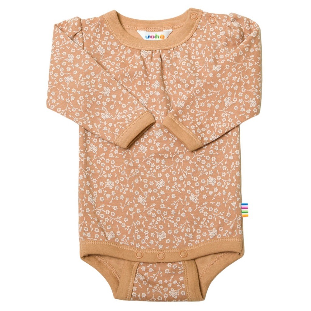 Bruine babyromper met wit bloemenpatroon, Jolie mêlee design, volledig uitgestrekt tegen witte achtergrond