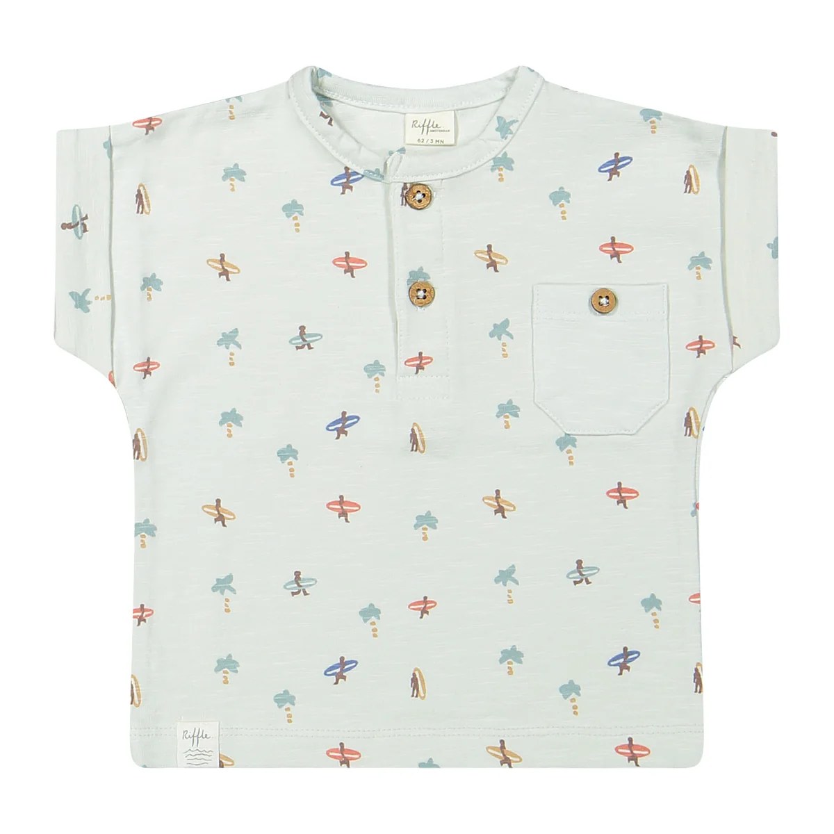 Riffle Amsterdam T-shirt met korte mouwen, all-over print van surfers en vliegtuigen op crème achtergrond, frontaanzicht met borstzak