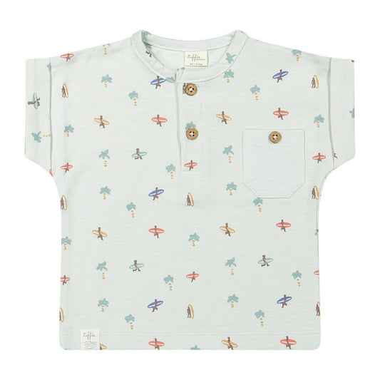 Riffle Amsterdam T-shirt met korte mouwen, all-over print van surfers en vliegtuigen op crème achtergrond, frontaanzicht met borstzak