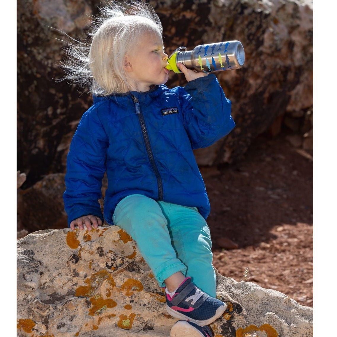 Klean Kanteen Classic Narrow 355ml kinderfles met Sippy Cap, gebruikt door kind zittend op rots in buitenomgeving