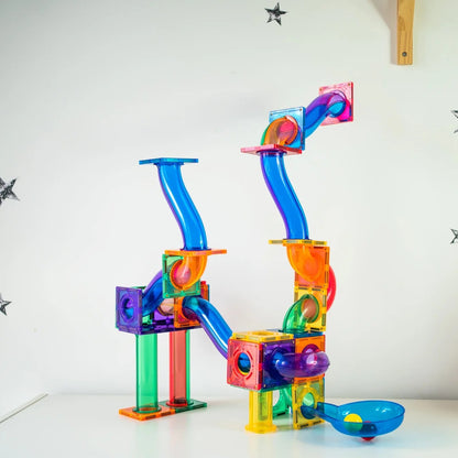 Learn and Grow Toys magnetische tegels ballrun - volledige knikkerbaan opstelling met spiralen en gekleurde blokken vanaf vooraanzicht