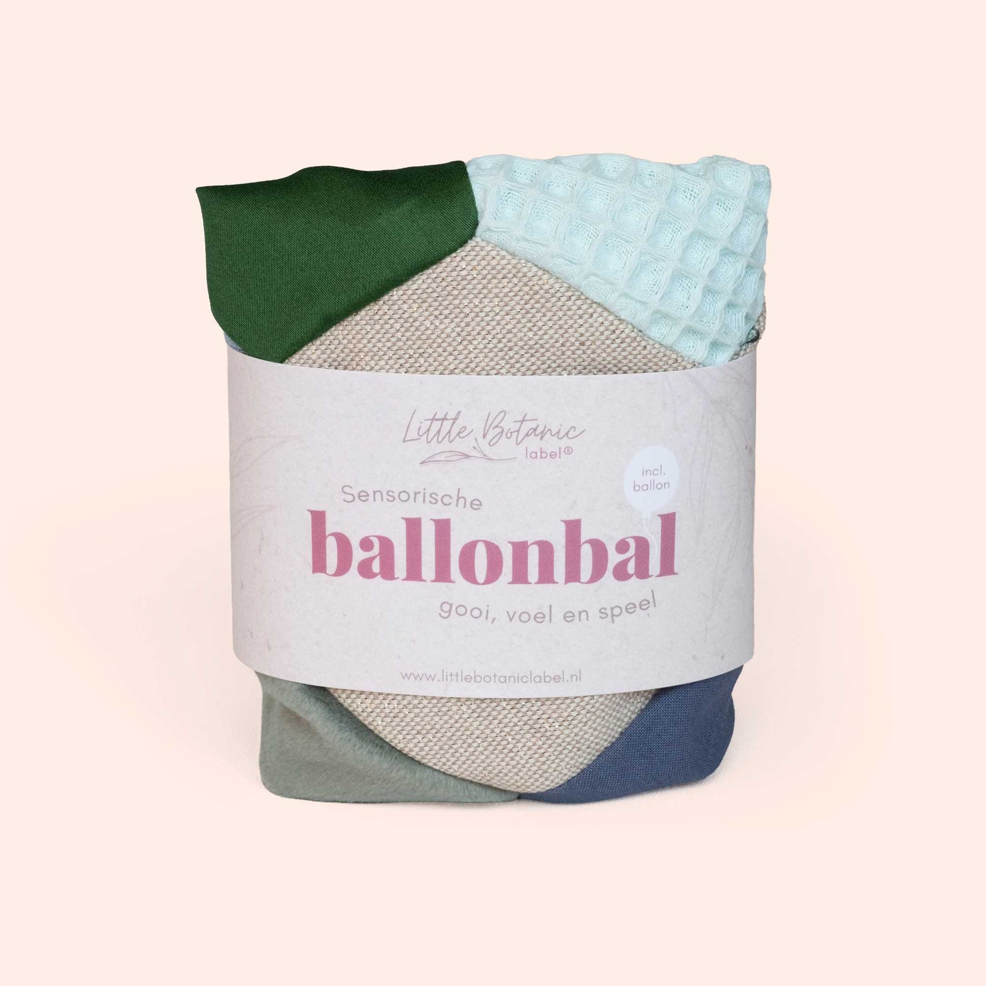 Little Botanic Label Sensorische Ballonbal verpakt in witte band, met zichtbare groene, lichtblauwe, beige en grijze stoffen.