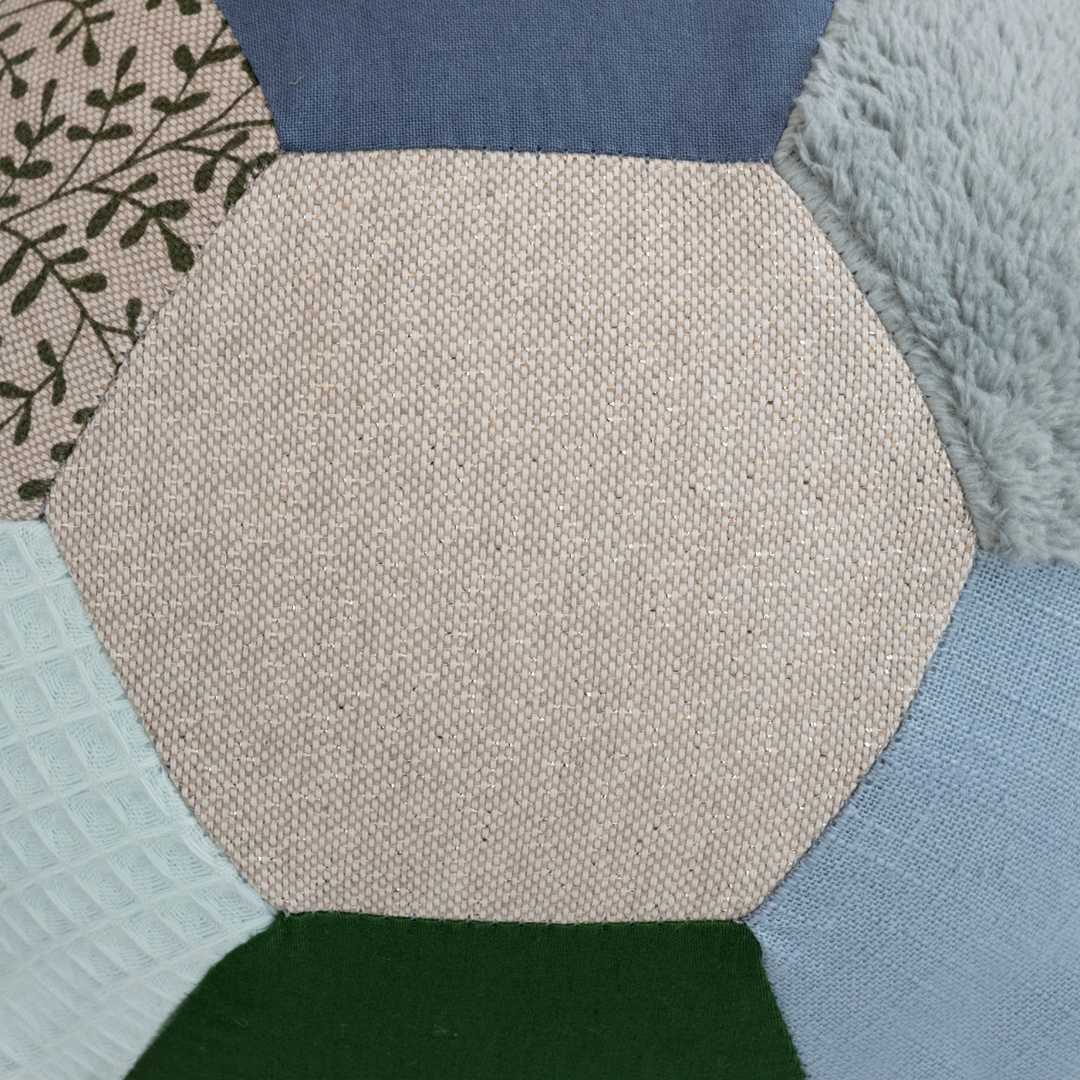 Little Botanic Label sensorische ballonbal met zeven verschillende stoffen texturen in groen, blauw, beige en patroon, bovenaanzicht.