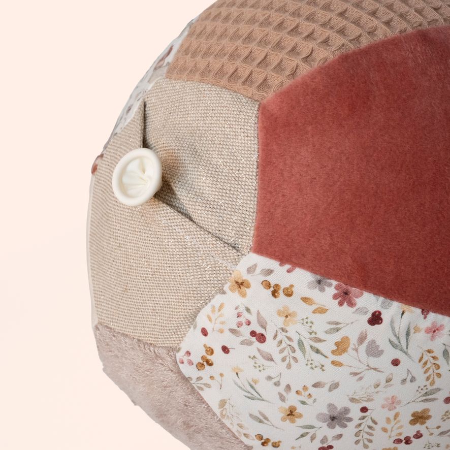 Little Botanic Label sensorische ballonbal Nature close-up detail met bloemenprint, linnen en knop