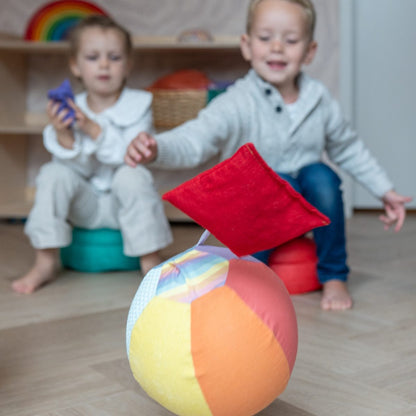 Little Botanic Label sensorische ballonbal in gebruik: twee peuters spelen in kinderkamer met gekleurde bal op voorgrond