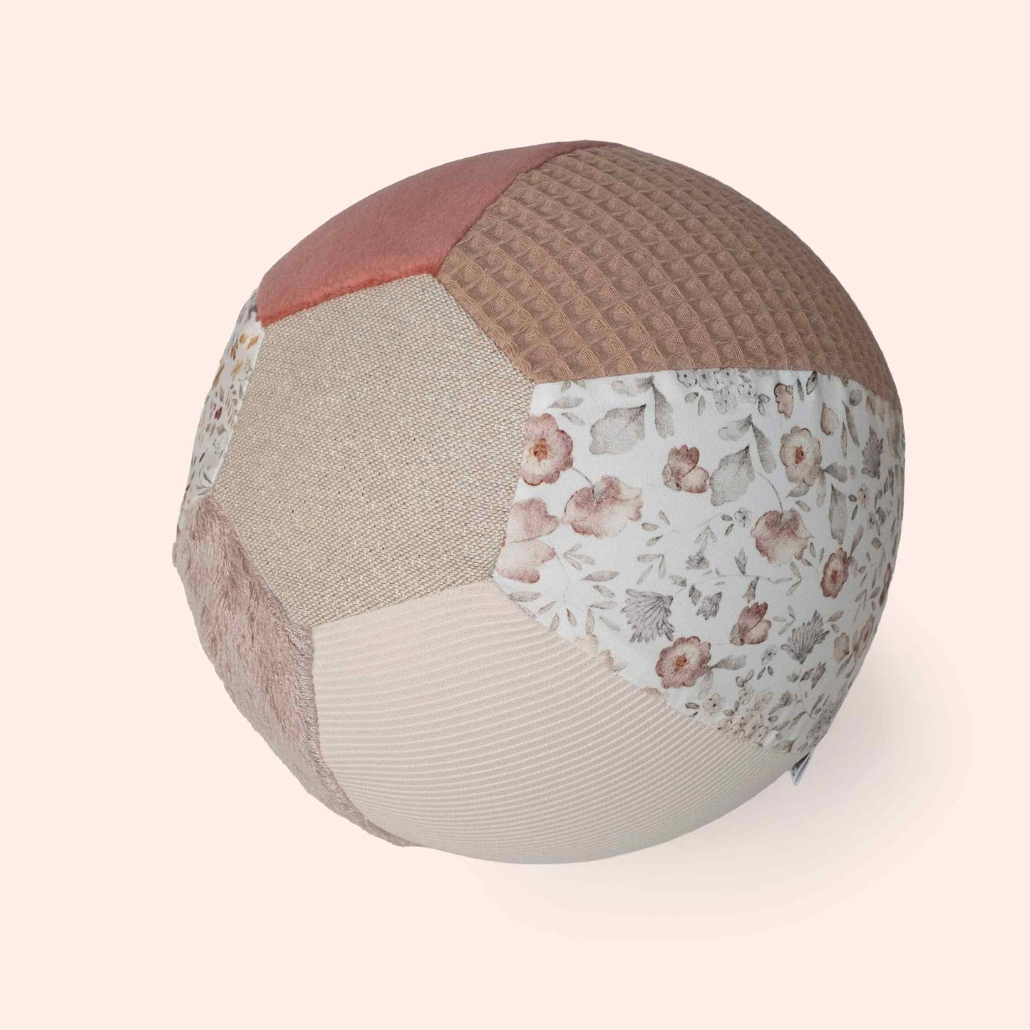 Little Botanic Label sensorische ballonbal Nature in natuurtinten met bloemenpatroon, weergegeven uit verschillende hoeken op een beige achtergrond