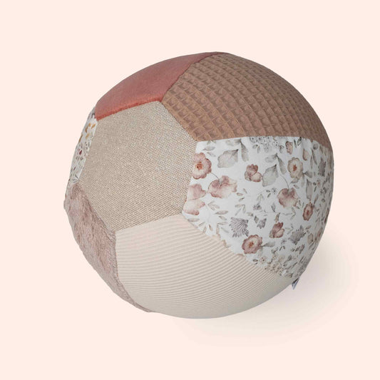 Little Botanic Label sensorische ballonbal Nature in natuurtinten met bloemenpatroon, weergegeven uit verschillende hoeken op een beige achtergrond