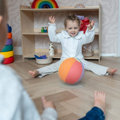 Little Botanic Label sensorische ballonbal in gebruik: peuter speelt ermee in speelruimte met ouder