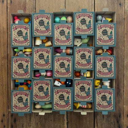 Lucky Lucky 5 swapkaarten-verzameling: 25 turquoise dozen met vintage illustraties op houten ondergrond, verschillende speelgoedjes en voorwerpen zich