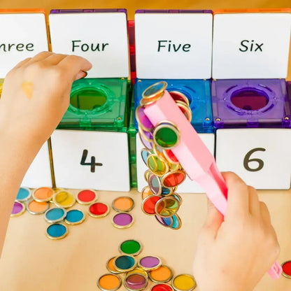 Learn and Grow Toys magnetische wand in gebruik: kind plaatst kleurrijke magnetische chips op nummerbord tijdens sensorisch spel
