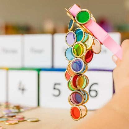 Learn and Grow Toys magnetische wand met 100 gekleurde chips, verticaal vastgehouden met getallen op achtergrond
