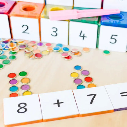 Learn and Grow Toys magnetische wand met 100 transparante chips in verschillende kleuren, gebruikt voor wiskundig leren met getallen 2-5 en rekenvoorb