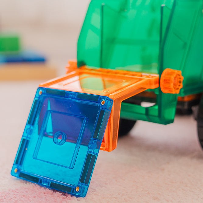 Learn & Grow magnetische afvaltruck met blauwe magnettegel in grijper, groen voertuig op achtergrond
